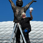 Gerd Müller Monument mit dem Künstler Karel Fron