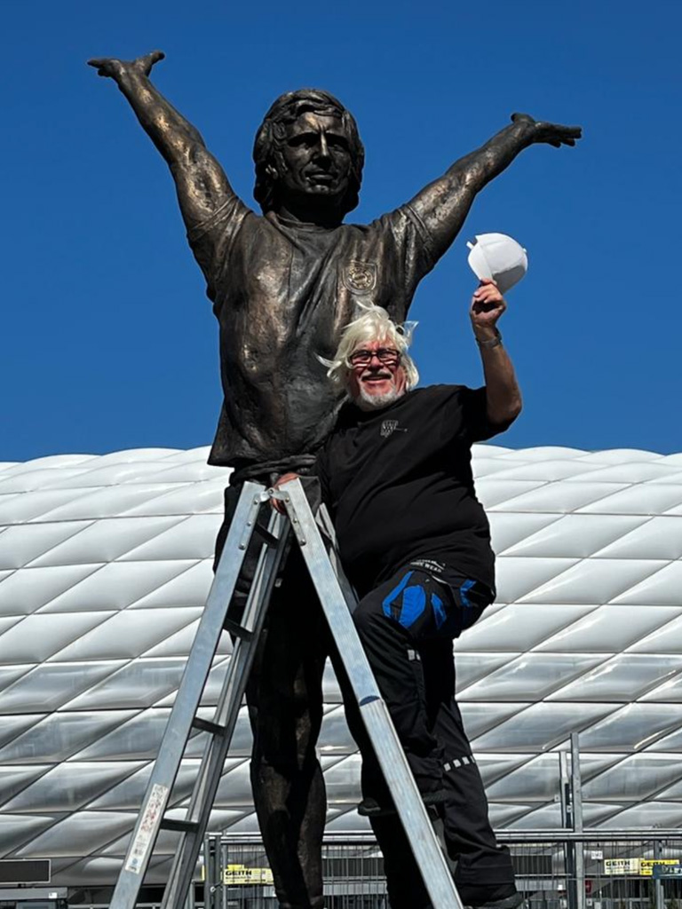 Gerd Müller Monument mit dem Künstler Karel Fron