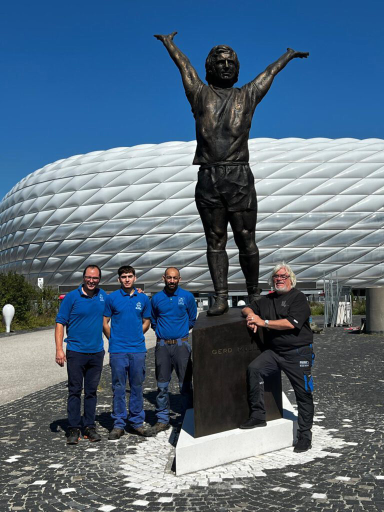 Das Gerd Müller Monument auf der Esplanade nach der Aufstellung mit Karel Fron und der Anton Gugg Glocken- und Kunstgießerei