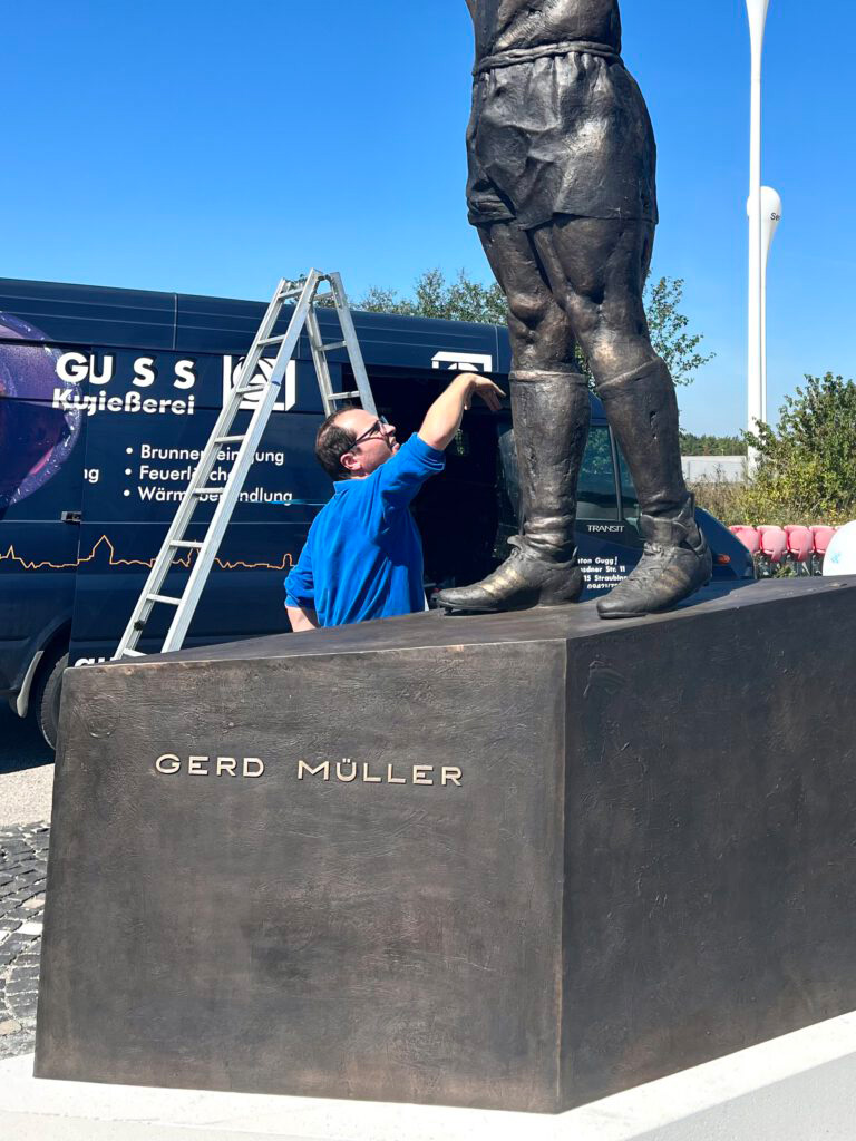 Sockel des Gerd Müller Monuments vom Münchner Bildhauer Karel Fron