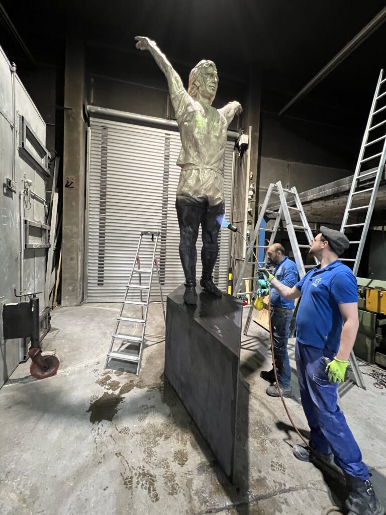 Patinierung des Gerd Müller Monuments in der Kunstgiesserei