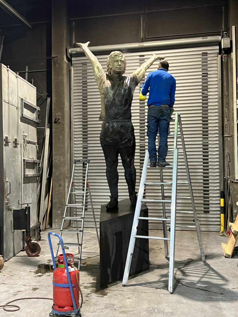 Die letzten Teile des Gerd Müller Monuments werden patiniert.