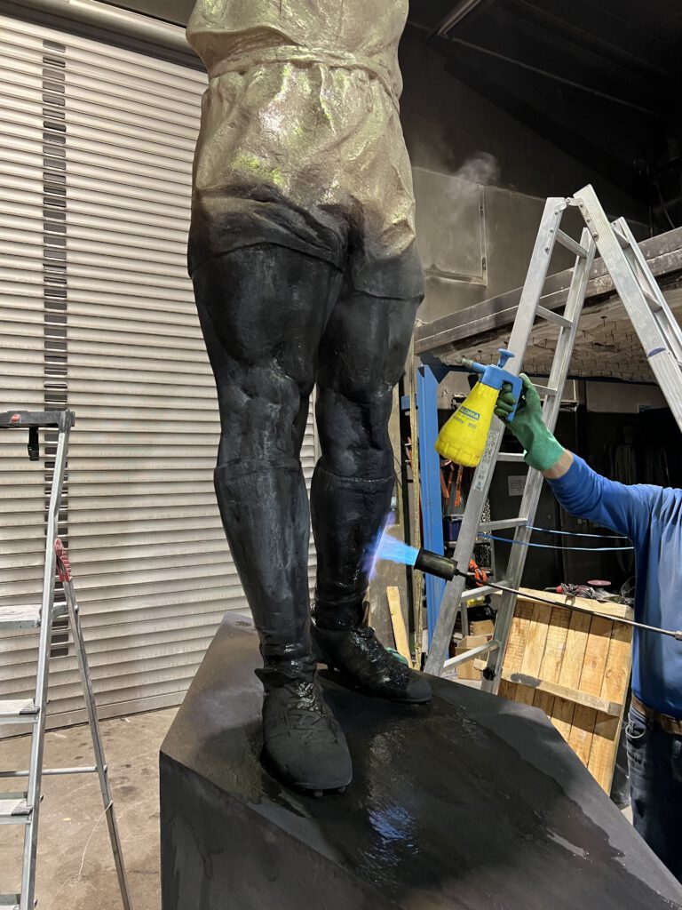 Patinierung der Beine der Gerd Müller Statue von Karel Fron