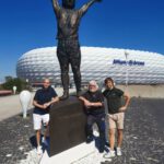 Gerd Müller Statue auf Esplanade der Allianz Arena zusammen mit dem Künstler Karel Fron